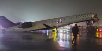 ნიუ-იორკის აეროპორტში თვითმფრინავი სახანძრო მანქანას შეეჯახა, დაიღუპა ორი პილოტი