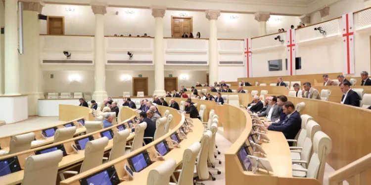 მმართველი გუნდის ინიციატივა, რომლითაც 6 წელზე მეტი ხნის ავტომობილების განბაჟება ძვირდება, პარლამენტში ინიცირებულია