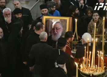 სამების ტაძარში ილია მეორის სამოქალაქო პანაშვიდი გრძელდება