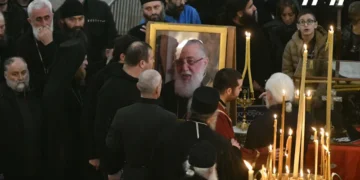 სამების ტაძარში ილია მეორის სამოქალაქო პანაშვიდი გრძელდება