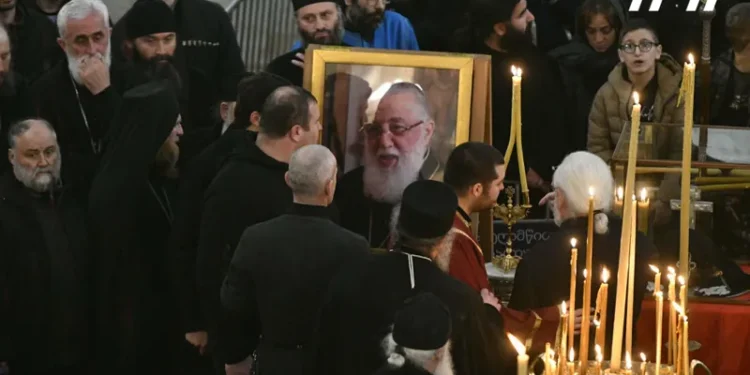 სამების ტაძარში ილია მეორის სამოქალაქო პანაშვიდი გრძელდება