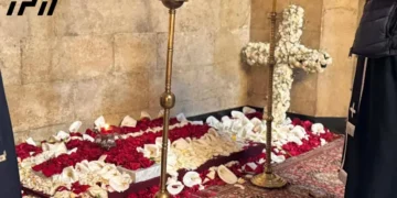 მოქალაქეები სიონის საპატრიარქო ტაძარში ილია მეორის საფლავზე დილიდან მიდიან