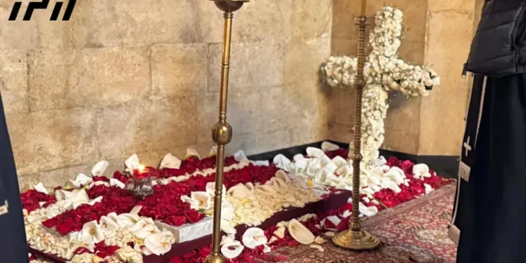 მოქალაქეები სიონის საპატრიარქო ტაძარში ილია მეორის საფლავზე დილიდან მიდიან