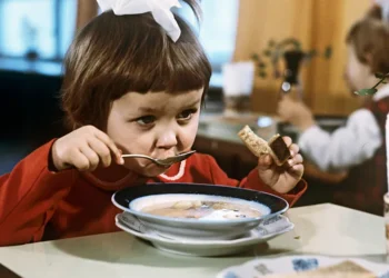 “პურის გარეშე ნუ ჭამ, ვერ დანაყრდები…” – საბჭოური კვებითი ჩვევები, რომლებიც დღემდე შემოგვრჩა და ახლაც სწორი გვგონია