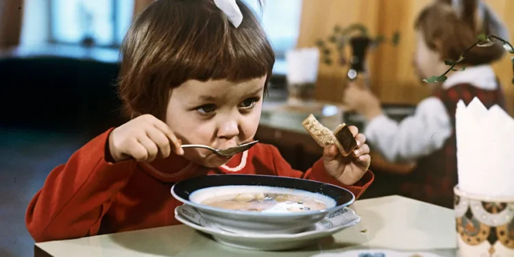 “პურის გარეშე ნუ ჭამ, ვერ დანაყრდები…” – საბჭოური კვებითი ჩვევები, რომლებიც დღემდე შემოგვრჩა და ახლაც სწორი გვგონია