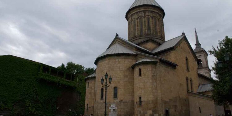 საპატრიარქო – სიონის ტაძარში, 40 დღის განმავლობაში, სასულიერო პირები მისი უწმინდესობის სულის საოხად დაიწყებენ პანაშვიდის გადახდას მგალობლების თანხლებით