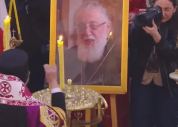 სამების ტაძარში ილია II-ის წესის აგების მსახურება მიმდინარეობს, რომელსაც მსოფლიო პატრიარქი ბართლომეოს I აღასრულებს