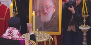 სამების ტაძარში ილია II-ის წესის აგების მსახურება მიმდინარეობს, რომელსაც მსოფლიო პატრიარქი ბართლომეოს I აღასრულებს