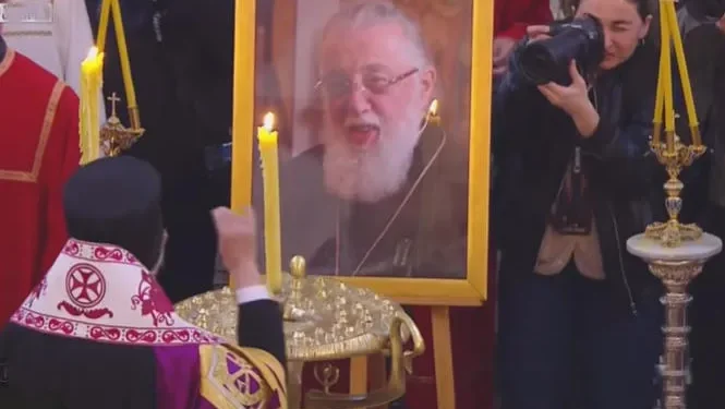 სამების ტაძარში ილია II-ის წესის აგების მსახურება მიმდინარეობს, რომელსაც მსოფლიო პატრიარქი ბართლომეოს I აღასრულებს