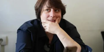 სასამართლომ ელენე ხოშტარია, საარჩევნო ბანერის დაზიანების საქმეზე დამნაშავედ ცნო და 1 წლითა და 6 თვის ვადით თავისუფლების აღკვეთა მიუსაჯა