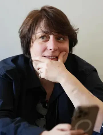 სასამართლომ ელენე ხოშტარია, საარჩევნო ბანერის დაზიანების საქმეზე დამნაშავედ ცნო და 1 წლითა და 6 თვის ვადით თავისუფლების აღკვეთა მიუსაჯა