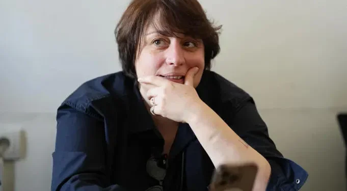 სასამართლომ ელენე ხოშტარია, საარჩევნო ბანერის დაზიანების საქმეზე დამნაშავედ ცნო და 1 წლითა და 6 თვის ვადით თავისუფლების აღკვეთა მიუსაჯა