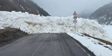 ყაზბეგის საავტომობილო გზაზე, ზვავის ჩამოწოლის შედეგად, ავტოტრანსპორტის გადაადგილება დროებით შეზღუდულია