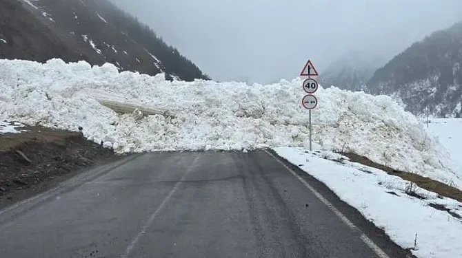 ყაზბეგის საავტომობილო გზაზე, ზვავის ჩამოწოლის შედეგად, ავტოტრანსპორტის გადაადგილება დროებით შეზღუდულია