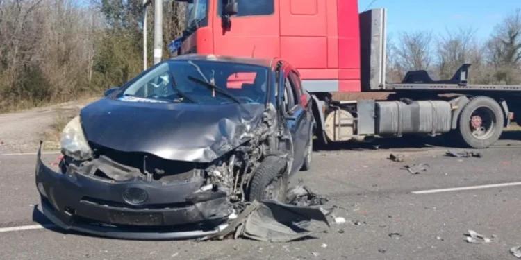 ერთმანეთს ტრაილერი და მსუბუქი ავტომობილი შეეჯახა – ავტოსაგზაო შემთხვევა სამეგრელოში