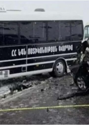 ნიკოლ ფაშინიანისა და მისი მხარდამჭერების თანმხლები პოლიციის ავტობუსი ავარიაში მოჰყვა – არის მსხვერპლი