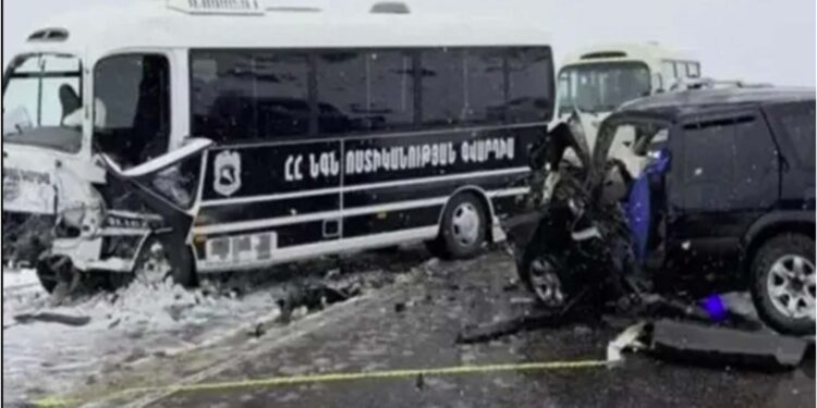 ნიკოლ ფაშინიანისა და მისი მხარდამჭერების თანმხლები პოლიციის ავტობუსი ავარიაში მოჰყვა – არის მსხვერპლი