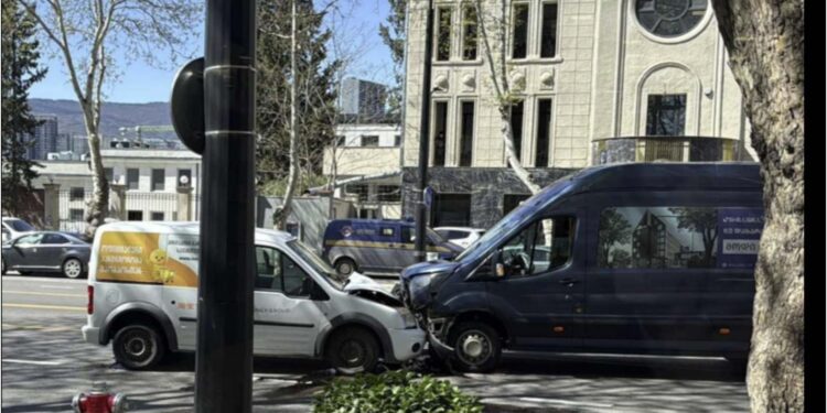 სამგზავრო მიკროავტობუსი მანქანას დაეჯახა – ავტოსაგზაო შემთხვევა თბილისში