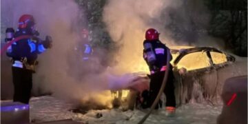 თბილისში მანქანას ცეცხლი გაუჩნდა