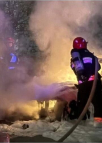 თბილისში მანქანას ცეცხლი გაუჩნდა