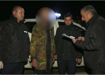 დააკავეს პირი, რომელმაც რაჭაში სტუმრობისას პენსიონერ ცოლ-ქმარს იარაღის მუქარით ბინის გადაფორმება და თანხა მოსთხოვა