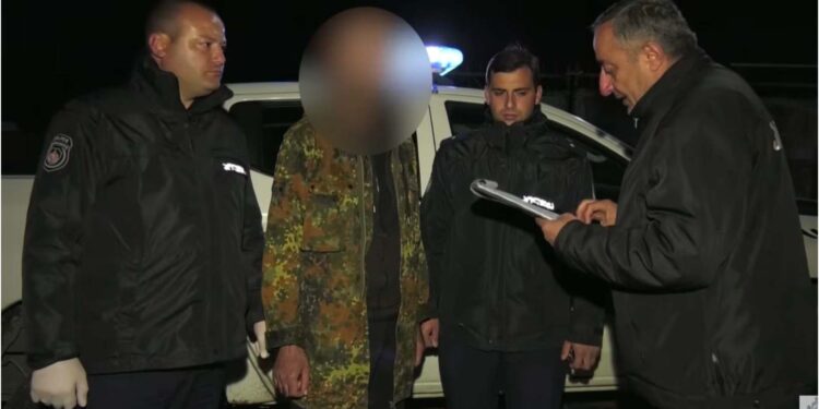 დააკავეს პირი, რომელმაც რაჭაში სტუმრობისას პენსიონერ ცოლ-ქმარს იარაღის მუქარით ბინის გადაფორმება და თანხა მოსთხოვა