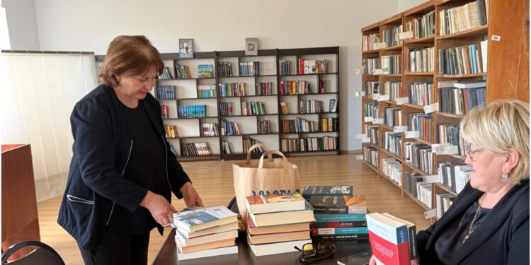 „პარვუს ჯგუფის“ თანამშრომლებმა შემოქმედის ბიბლიოთეკას საჩუქრად წიგნები გადასცეს