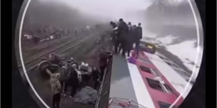 ვიდეო – რუსეთში სამგზავრო მატარებელი რელსებიდან გადავარდა