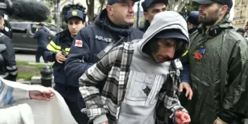 “პროვოკატორები და გადაცმული პოლიციელები შემოყარეს” – ხმაური და დაპირისპირება პარლამენტთან. აქტივისტების ცნობით, პოლიციამ ერთი პირი დააკავა