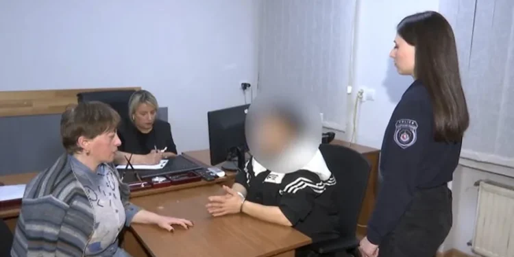 პოლიციამ დედა-შვილი და კიდევ ერთი პირი ყაჩაღობის ბრალდებით დააკავა