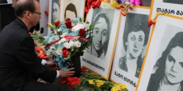 აშშ-ის ელჩის მოვალეობის შემსრულებელმა 9 აპრილს დაღუპულთა ხსოვნას პატივი მიაგო