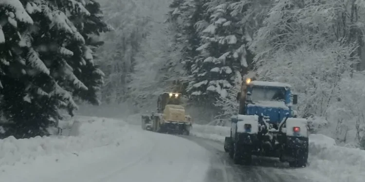 ინტენსიური თოვის გამო, საავტომობილო გზების გარკვეულ მონაკვეთებზე შეზღუდვებია