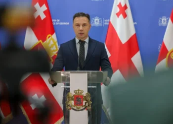 დაკავებულია პირი, რომელიც ყალბი სამედიცინო დოკუმენტების გამოყენებით, სამხედრო სამსახურისგან თავის არიდებაში 30-ზე მეტ პირს დაეხმარა და თაღლითურად დაეუფლა 100 000 ლარზე მეტ თანხას