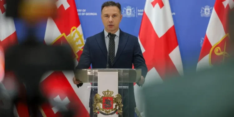 დაკავებულია პირი, რომელიც ყალბი სამედიცინო დოკუმენტების გამოყენებით, სამხედრო სამსახურისგან თავის არიდებაში 30-ზე მეტ პირს დაეხმარა და თაღლითურად დაეუფლა 100 000 ლარზე მეტ თანხას