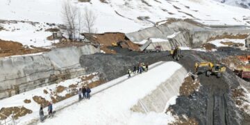 ქვეშეთი-კობის გზაზე გვირაბის ღია წესით გაყვანისას დროებით გამაგრებული ფერდი ჩამოიშალა
