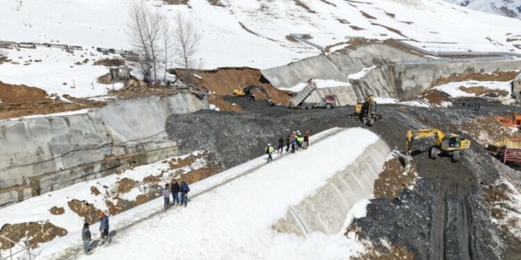 ქვეშეთი-კობის გზაზე გვირაბის ღია წესით გაყვანისას დროებით გამაგრებული ფერდი ჩამოიშალა