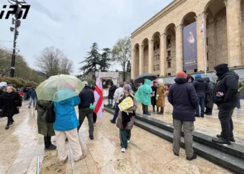 მოქალაქეთა ნაწილმა ღამე 9 აპრილის მემორიალთან გაათენა