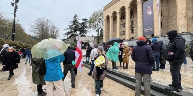 მოქალაქეთა ნაწილმა ღამე 9 აპრილის მემორიალთან გაათენა