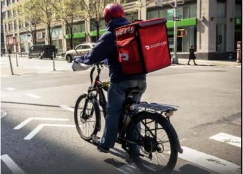 აშშ-ში დააკავეს DoorDash-ის ქართველი კურიერი, რომელმაც მომხმარებლის შეკვეთა მოიპარა და შეჭამა