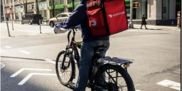 აშშ-ში დააკავეს DoorDash-ის ქართველი კურიერი, რომელმაც მომხმარებლის შეკვეთა მოიპარა და შეჭამა