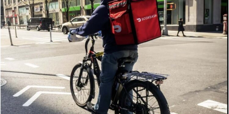 აშშ-ში დააკავეს DoorDash-ის ქართველი კურიერი, რომელმაც მომხმარებლის შეკვეთა მოიპარა და შეჭამა