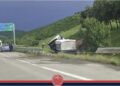 ცენტრალურ ავტობანზე სატვირთო ავტომანქანა გზიდან გადავარდა
